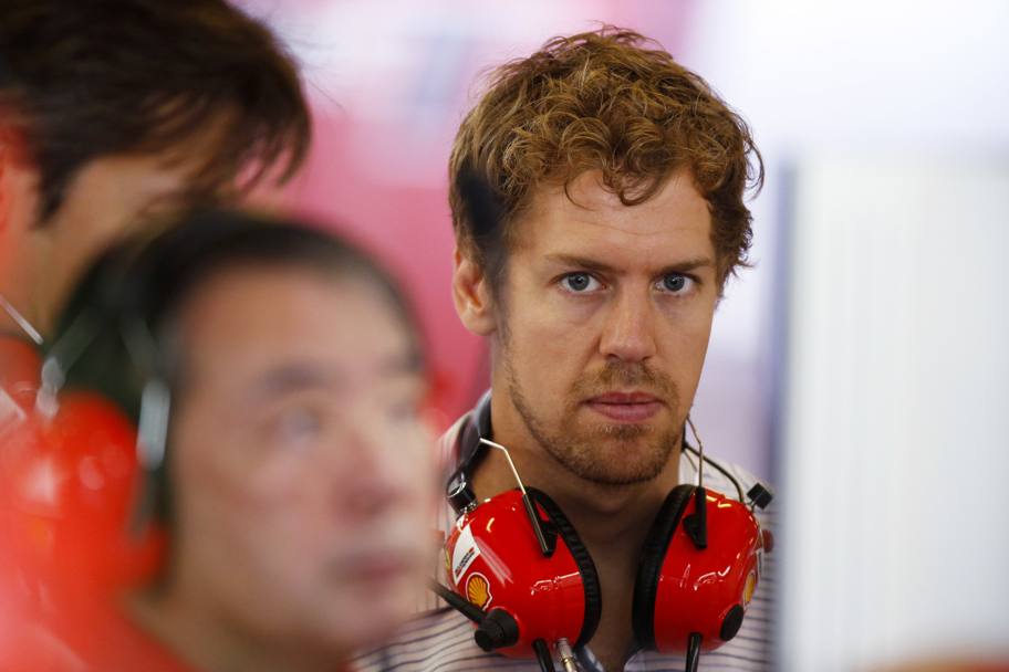 Sebastian Vettel rompe il ghiaccio. Ecco il campione tedesco ai box Ferrari sul circuito di Abu Dhabi. Sono in corso i test che chiudono la stagione di Formula 1. Vettel però non può ancora salire sulla monoposto del Cavallino a causa del divieto della Red Bull, sua ex scuderia (Olycom)